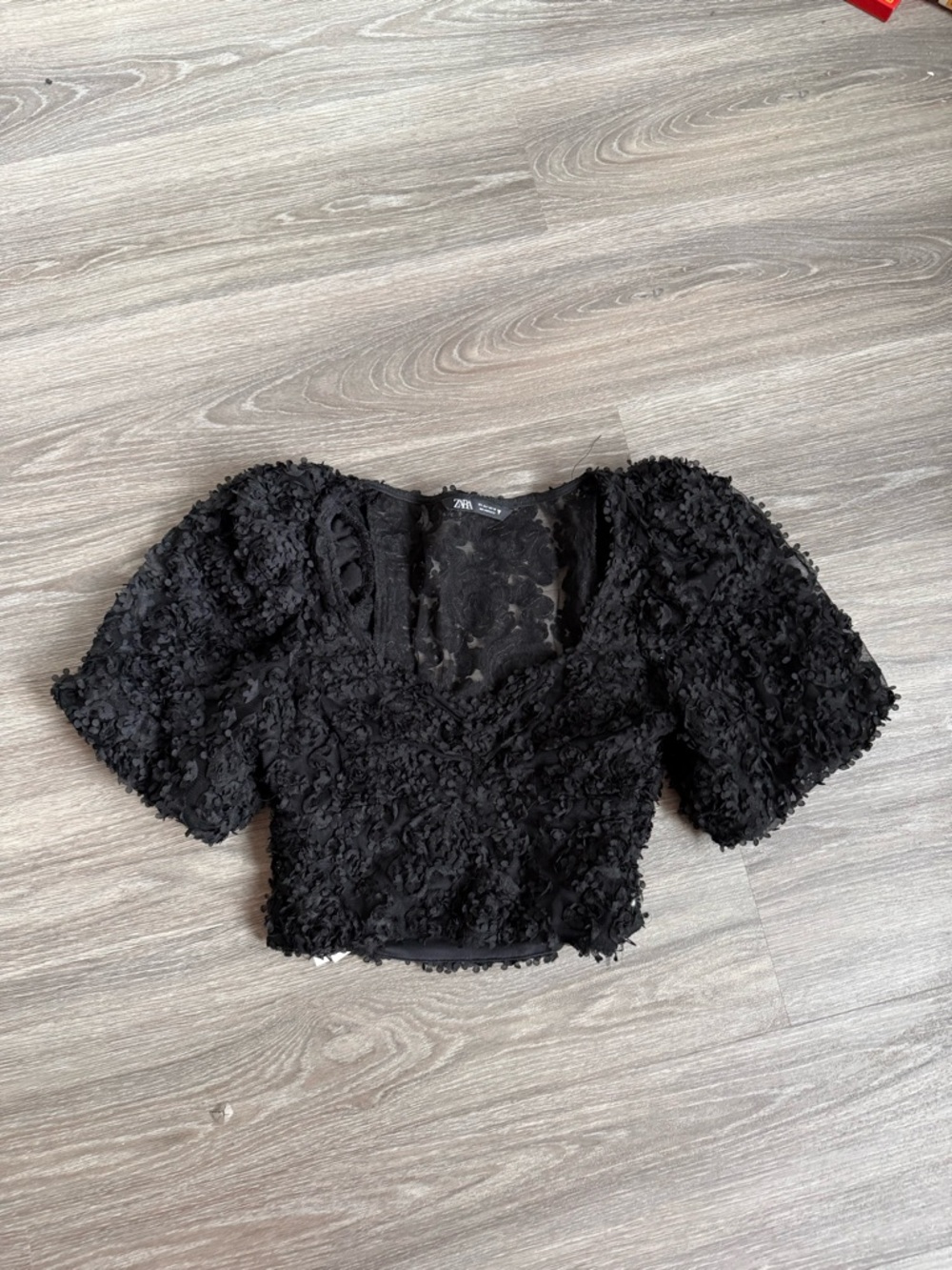 Zara Black Floral-Appliqué Puff-Sleeve Crop Top - Picture 2 of 5